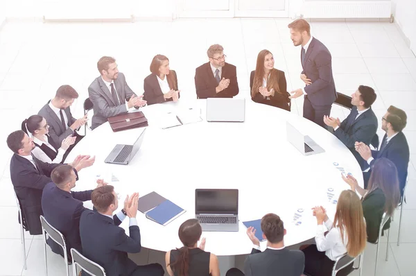 Uomini d'affari che applaudono oratore ad una riunione di lavoro . — Foto Stock