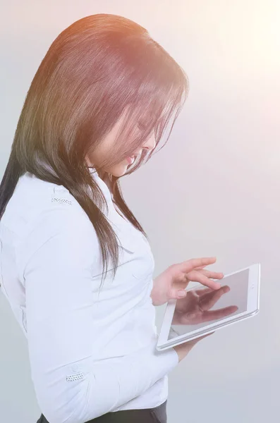 Щаслива вдумлива бізнес-леді тримає планшет — стокове фото