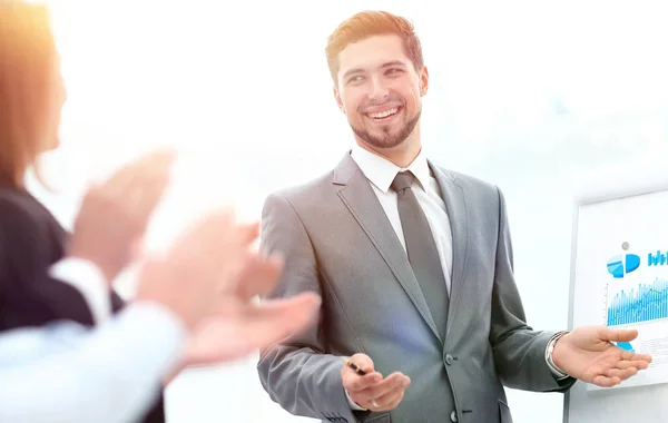 Ponente después de la presentación comunicándose con el público —  Fotos de Stock