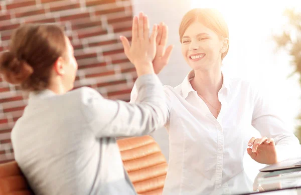 Medlemmar i affärsteamet ger varandra en high five. — Stockfoto