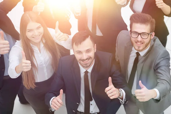 Succesvol business team houdt een duim omhoog — Stockfoto