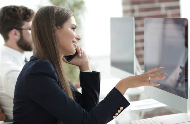 iş kadını bilgisayar verilerini tartışıyor