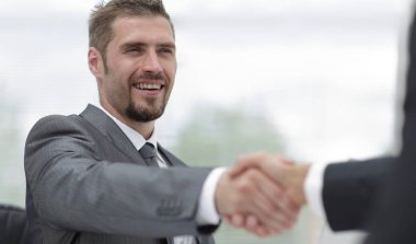 tatlı .handshake bir masa üzerine iş ortakları
