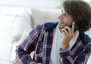 güzel bir fincan adamla bir dizüstü bilgisayar önünde oturur.