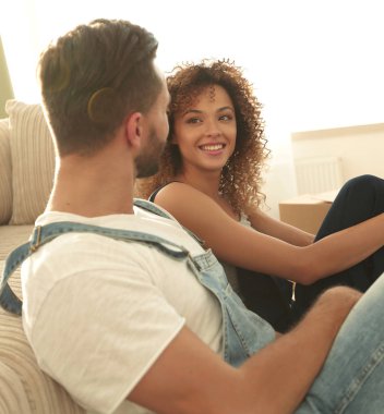 Yeni bir dairede oturan mutlu evli bir çiftin yakın çekimi.