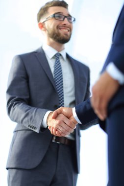 Dost gülümseyen iş adamları el sıkışma. İş kavramı fotoğraf
