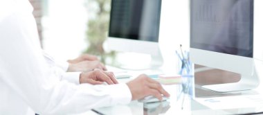 metin üstünde belgili tanımlık bilgisayar klavye yazarak eller. bulanık iş geçmişi.