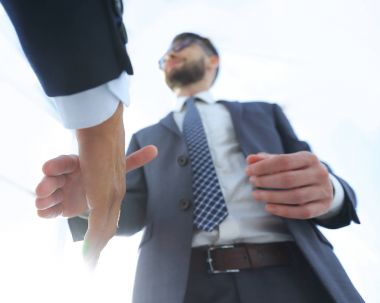 İki iş adamı el sıkışacak.