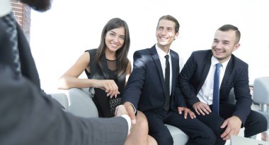 ofis lobisinde tokalaşırken istemci iş takım lideri ağırlıyor