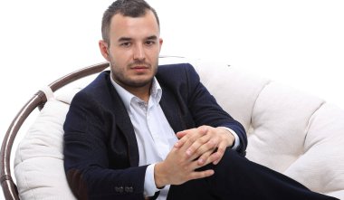 genç işadamı rahat bir sandalyede oturuyor