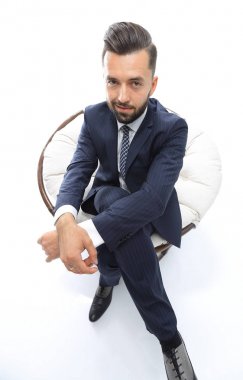 Bir sandalyede oturan başarılı iş adamı.