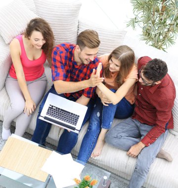 kanepede oturan ve her diğer beş veren iyi arkadaş.