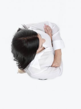 Yukarıdan görüntüleyin. dört gözle genç iş kadını