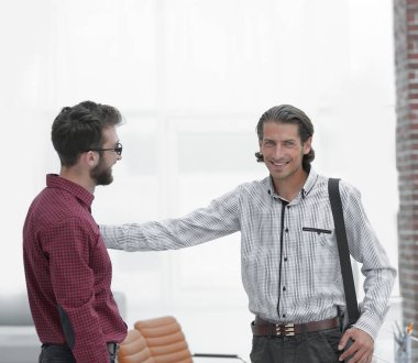 iki çalışanları ofiste konuşuyorsun