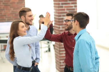 Anlaşma veya sözleşme imzaladıktan sonra beş veren işadamları