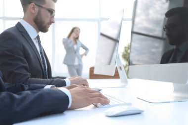 Bilgisayarlarda çalışan işçilerin