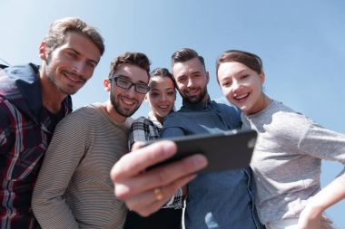 Bir grup genç selfie çekiyor..