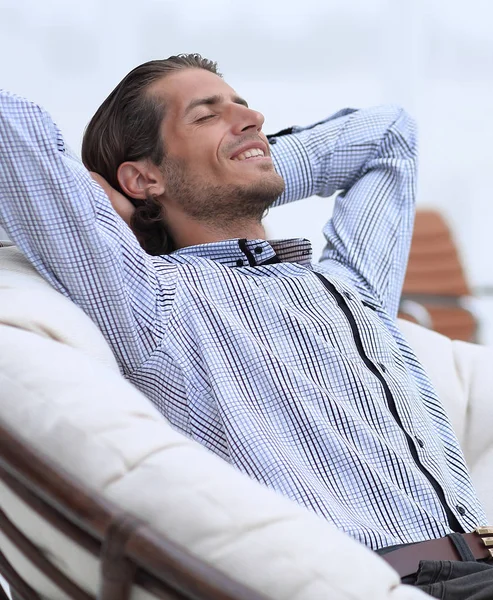 Biznesmen relaksując się w wygodnym fotelu — Zdjęcie stockowe