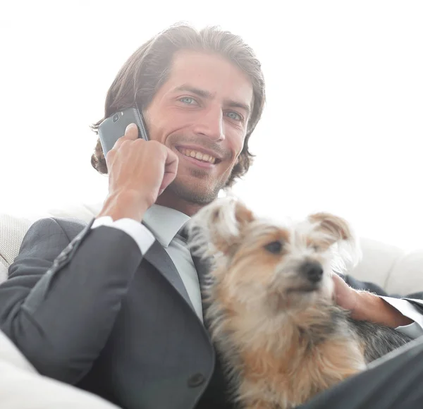 전화 통화 하 고 그의 애완 동물을 들고 사업가의 클로즈업. — 스톡 사진