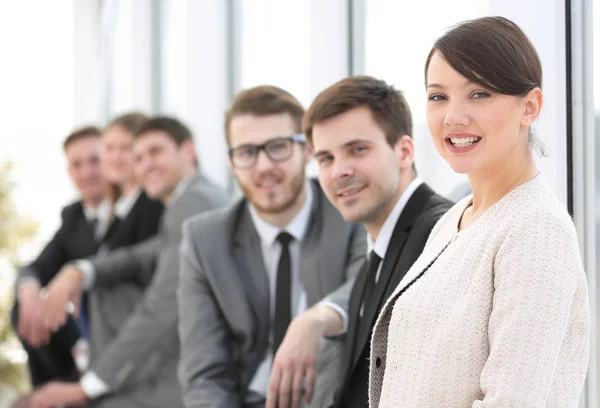 Femme gestionnaire et hommes d'affaires de groupe au bureau — Photo