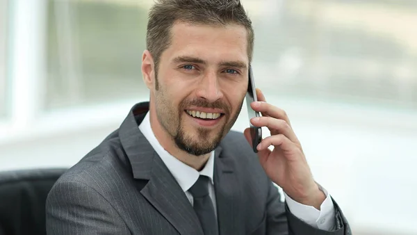 Closeup.businessman die op laptop werkt en praten over de telefoon — Stockfoto