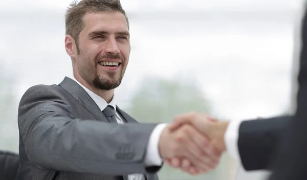 Close up .handshake de parceiros de negócios em uma mesa — Fotografia de Stock