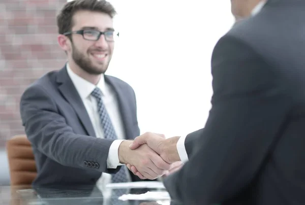 Socios comerciales de bienvenida y apretón de manos —  Fotos de Stock