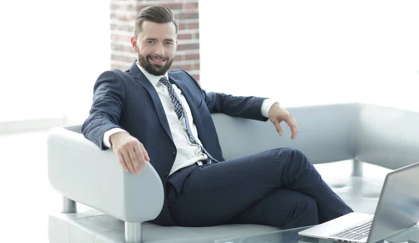 Retrato de un exitoso empresario sentado en el vestíbulo de la oficina . — Foto de Stock