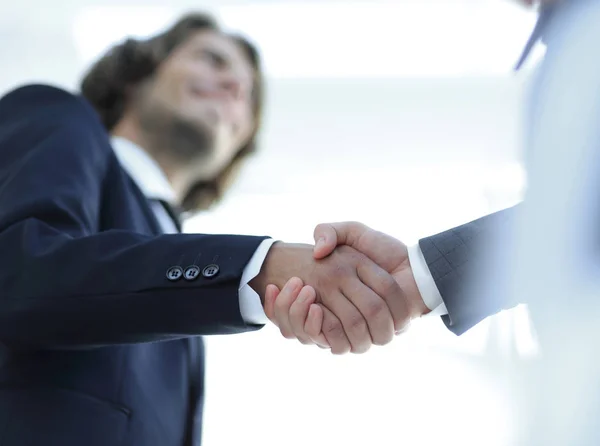 Успішні бізнесмени рукостискають після великої угоди . — стокове фото