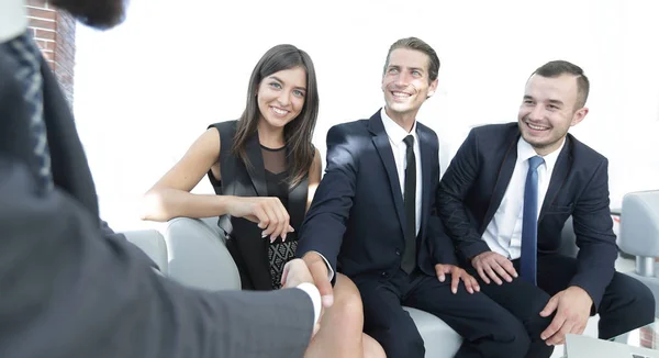 Leader of the business team welcomes client shaking hands in office lobby — Stock Photo, Image