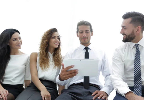 Colegas de negocios con tableta digital . — Foto de Stock