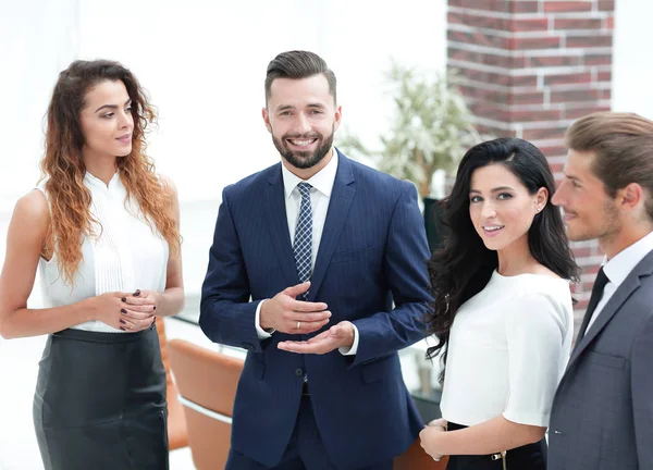 Sonriente equipo de negocios hablando, de pie en la oficina —  Fotos de Stock