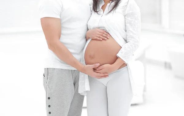 Счастливая беременная пара в новом доме в новом жилье — стоковое фото