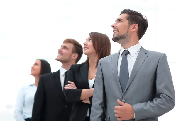 Business team står en bakom den andra och ser fram — Stockfoto