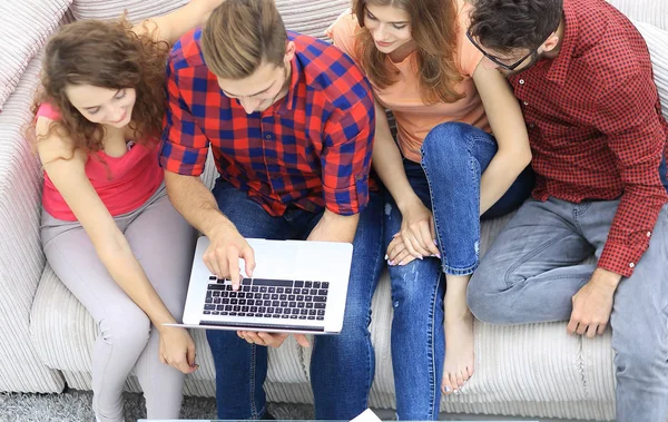 Grupo de amigos com um laptop, discutindo o vídeo — Fotografia de Stock