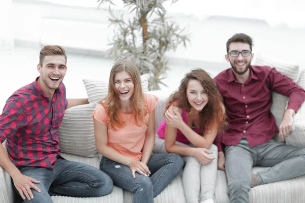 Fröhliche Freunde lachen im Wohnzimmer. — Stockfoto