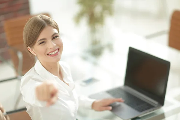 Retrato de cerca de la joven mujer de negocios en el lugar de trabajo —  Fotos de Stock