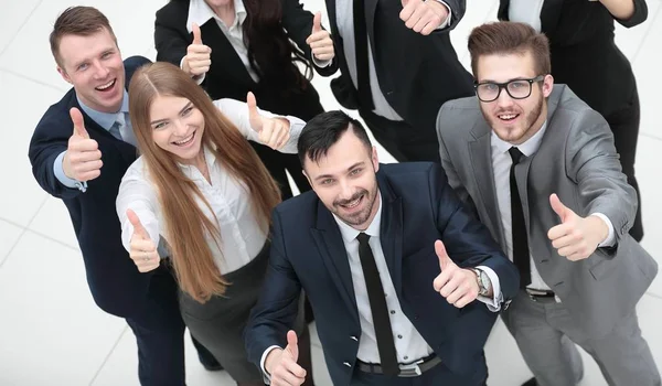 Equipe de negócios bem sucedida segurando um polegar para cima — Fotografia de Stock