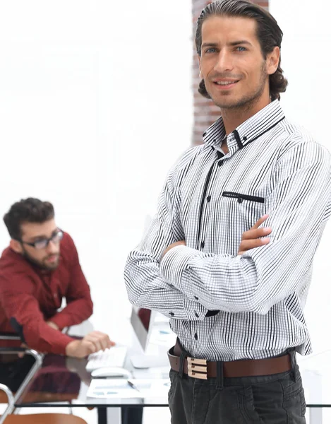 Hombre de negocios de pie en la amplia oficina — Foto de Stock