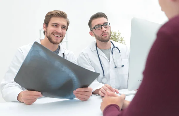 Due medici che esaminano una radiografia di un paziente — Foto Stock