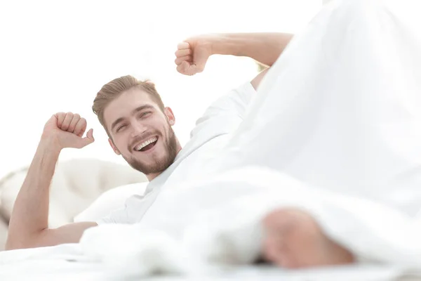 Glücklicher Mann, der sich im Schlafzimmer ausruht — Stockfoto