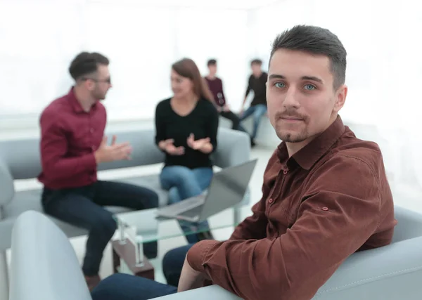 Werknemer op de achtergrond van business team — Stockfoto