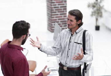 profesyoneller konuş, ofiste ayakta