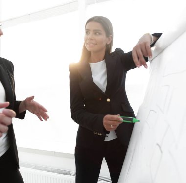 flipchart üzerinde bir marker ile işaret iş kadını