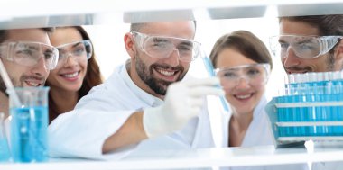 bir doktor-eczacı closeup ve laboratuvarda çalışan arkadaşları.