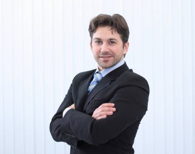mutlu gülümseyen genç işadamı portresi