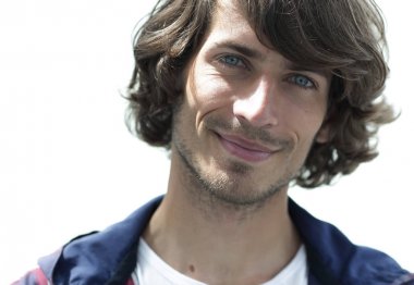 portre. şık bir ekose gömlekli adam. yakın çekim.