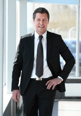 arka plan bulanık üzerinde emin işadamı portresi