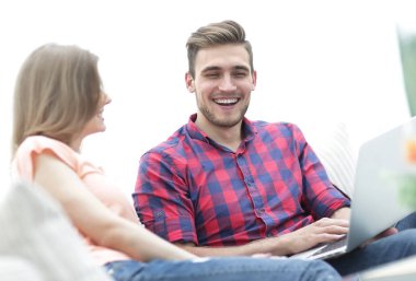 genç adam ve kız arkadaşı kanepede otururken kendi takımı için tezahürat