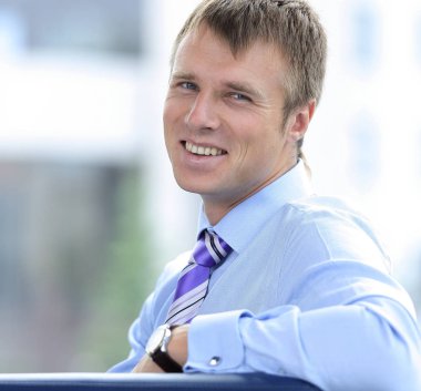 Kendine güvenen işadamı kameraya, arka görüş arıyorsunuz